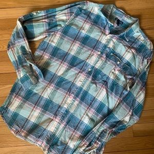 classic fit. Blue/pink/cream. 75 cotton/25 flax